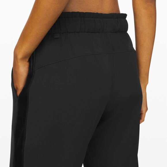 NWOT RARE Lululemon Velvet Trim On the Fly Jogger in Black, Size 8 - Picture 12 of 14